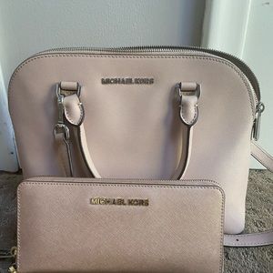 Slightly used wallet and purse. Good condition.